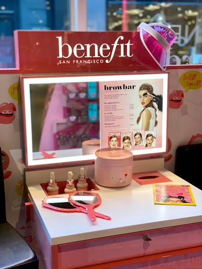 Interieur van Benefit BrowBar - Amsterdam Kalverstraat in Amsterdam