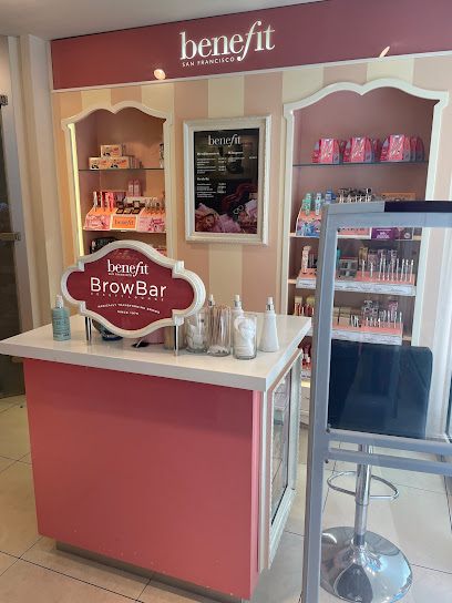 Interieur van Benefit BrowBar - Breda in Breda