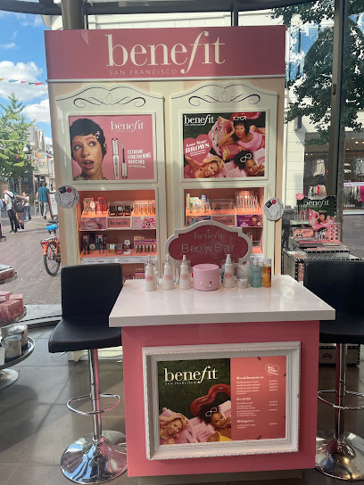Interieur van Benefit BrowBar - Enschede in Enschede