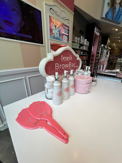 Interieur van Benefit BrowBar - Utrecht Vredenburg in Utrecht
