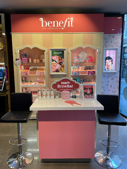Interieur van Benefit BrowBar - Zwolle in Zwolle